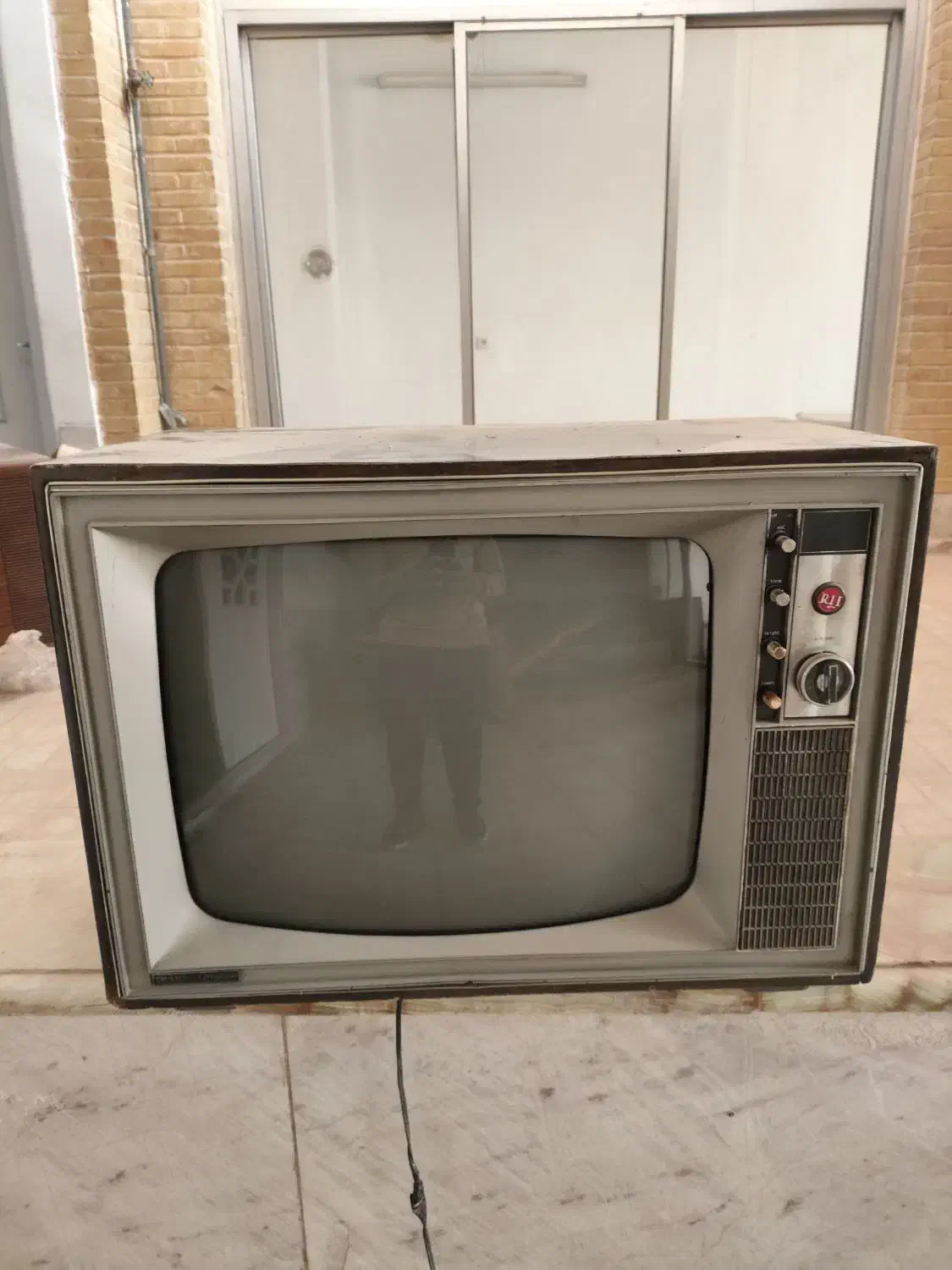 تلویزیون قدیمی RTI|تلویزیون و پروژکتور|یزد, |دیوار