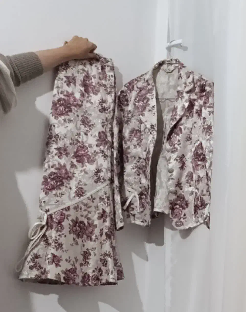 کت ودامن|لباس|اسفراین, |دیوار