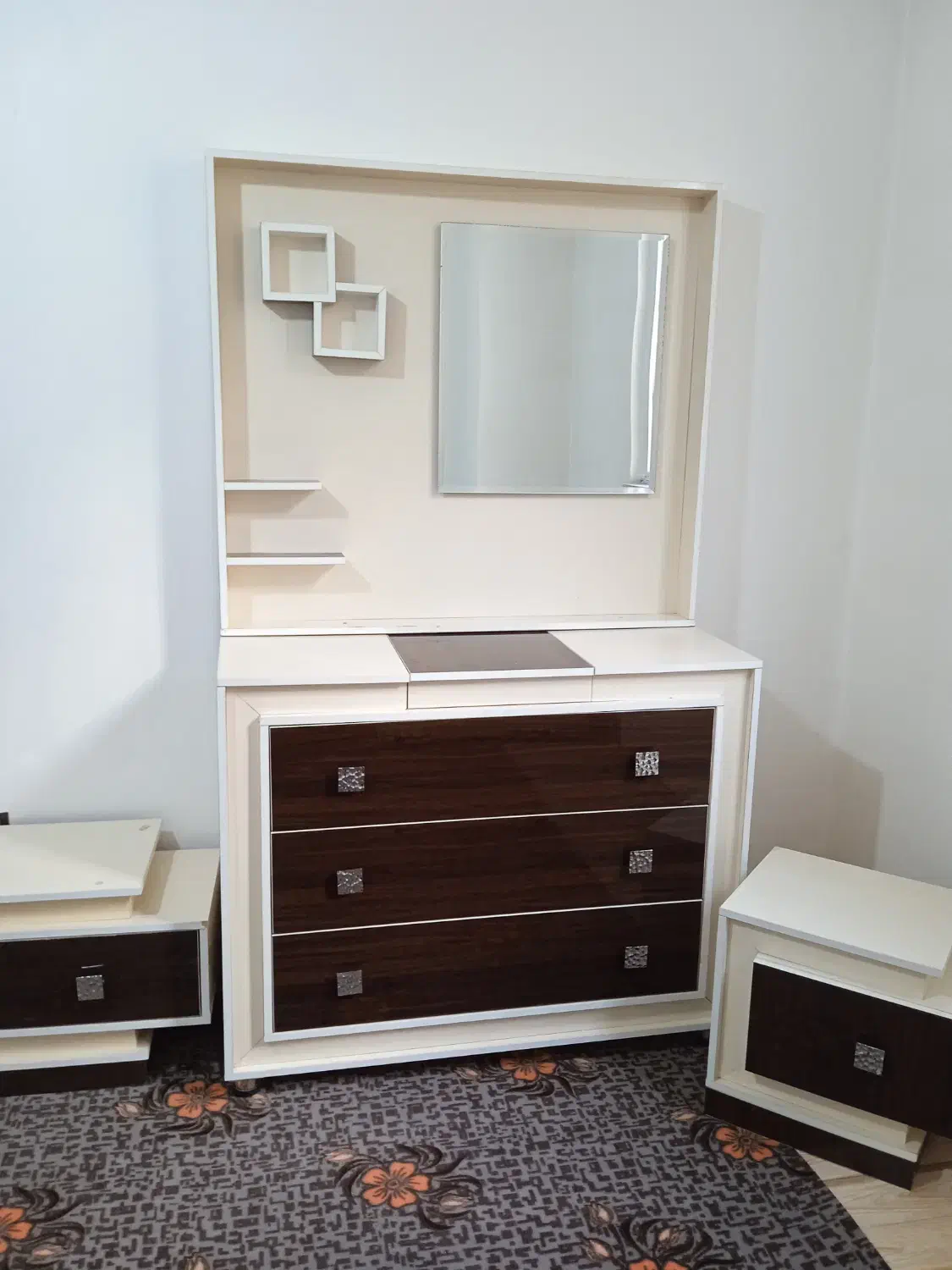 سرویس خواب در حد نو|تخت و سرویس خواب|شیروان (خراسان), |دیوار