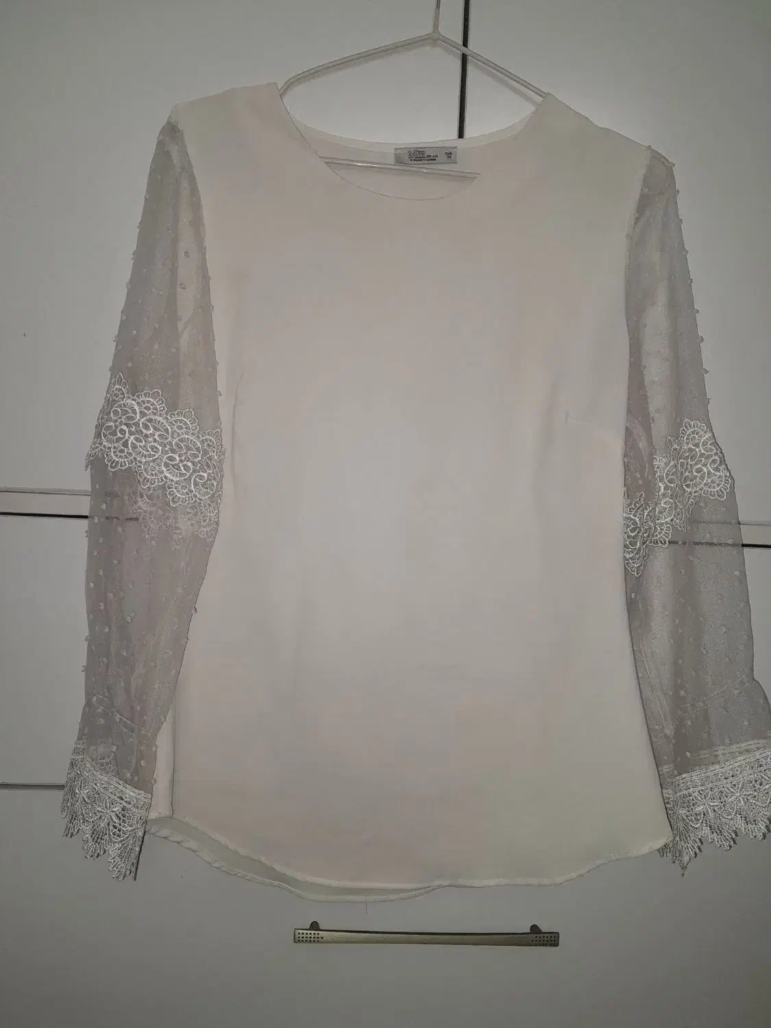 تعدادی لباس تازه|لباس|ایلخچی, |دیوار