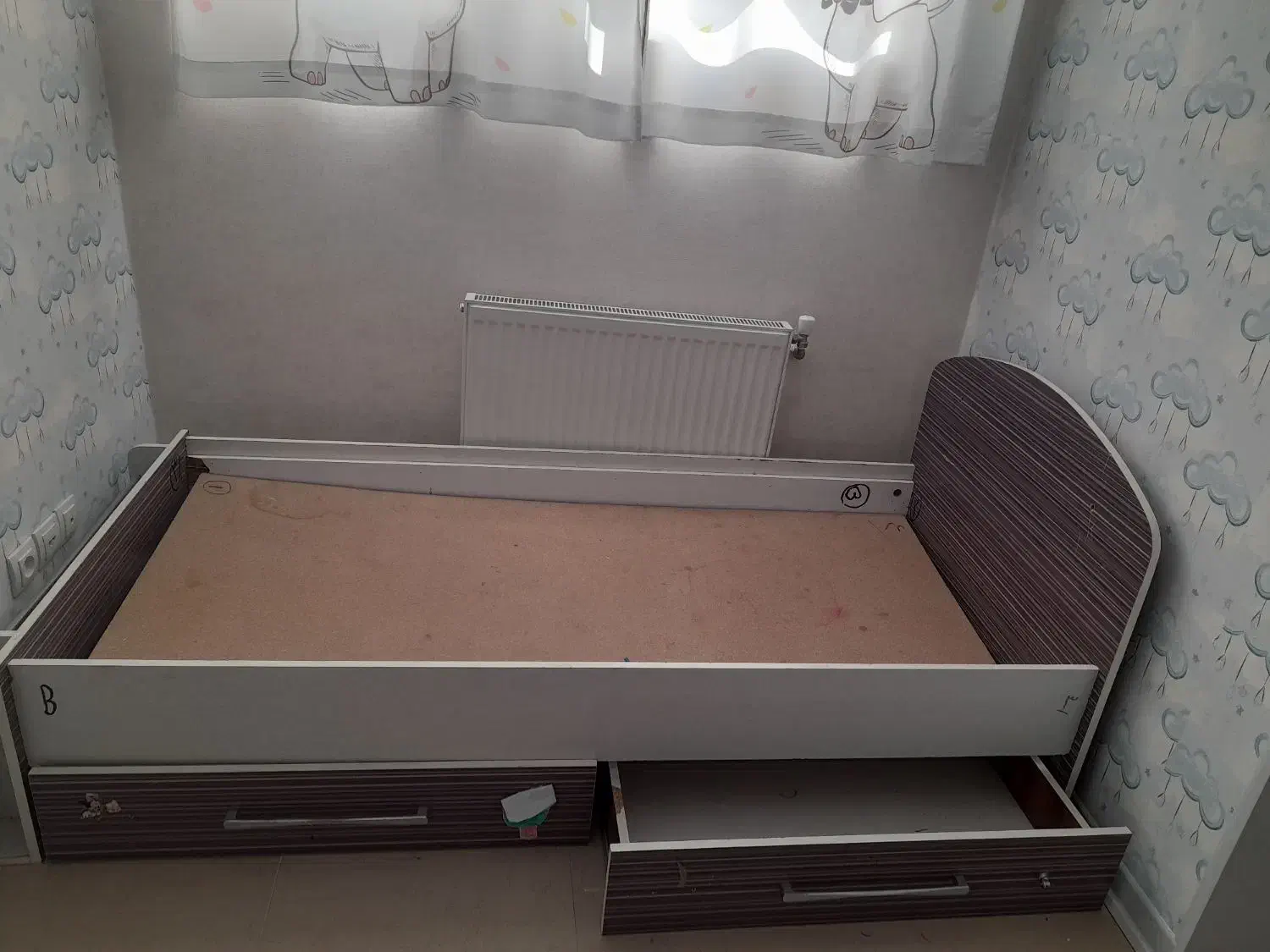 میز چرخ خیاطی ویترین و تخت یک نفره|تخت و سرویس خواب|اصفهان, شاهد|دیوار