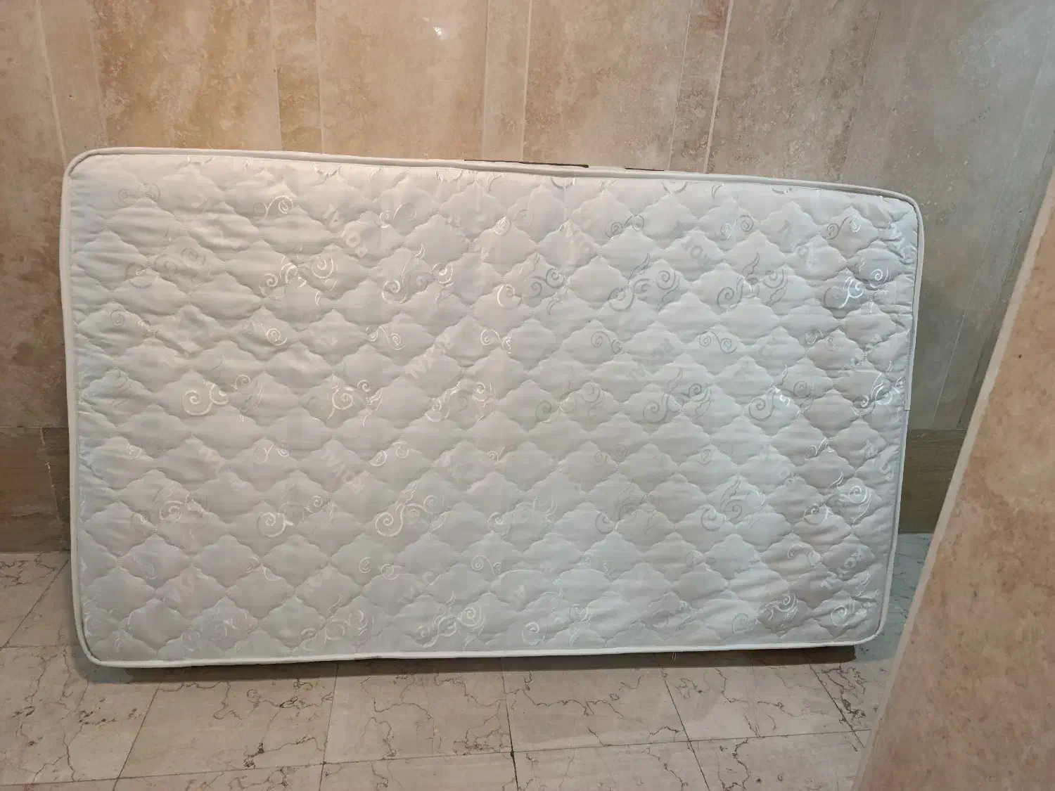 تشک تخت بسیار سالم وتمیز|تشک تختخواب|گرمسار, |دیوار