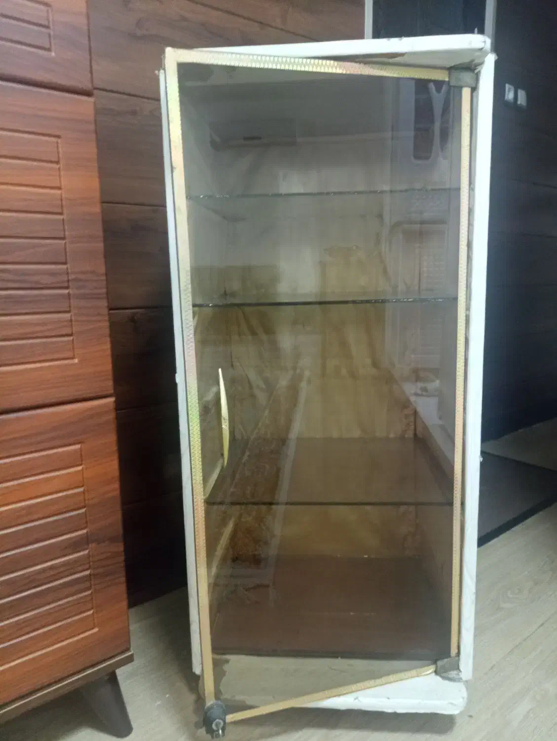 یک عدد کمد چوبی با درب شیشه ای|جاکفشی، کمد، دراور|آبادان, |دیوار