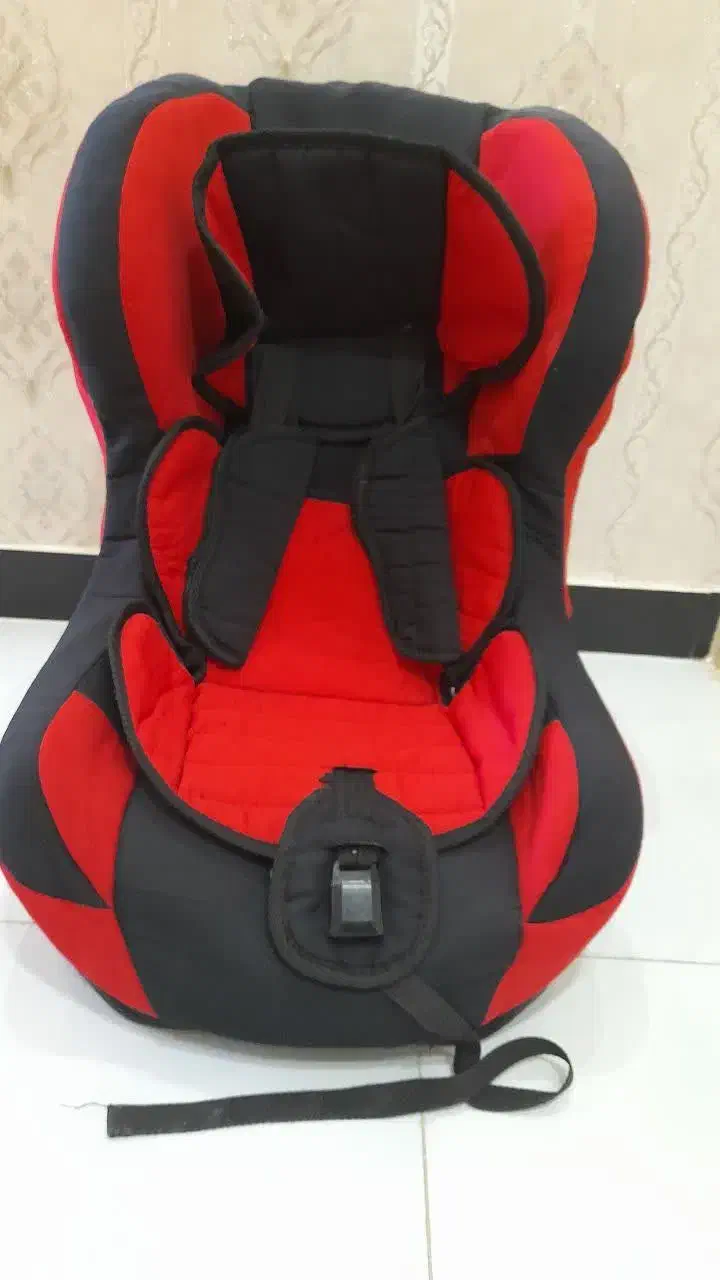 یک عدد صندلی کودک در حد  و کفی عقب پژو پارس نو نو|تخت و صندلی بچه|سنندج, |دیوار