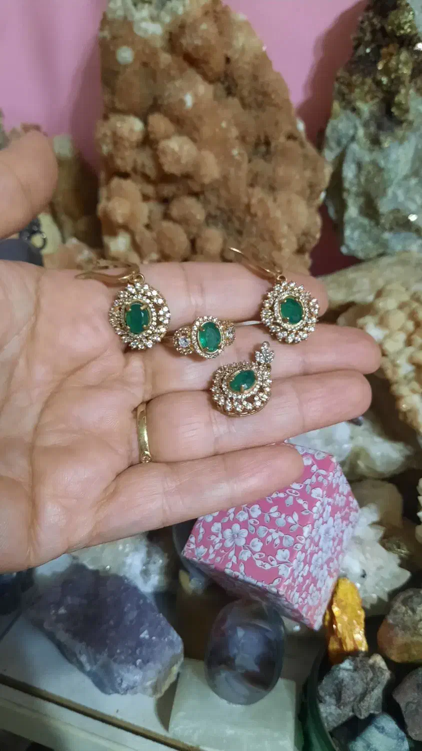 ست گوشواره و انگشتر و گردنی با سنگ سنتتیک زمرد|بدلیجات|بندر انزلی, ساحل قو|دیوار