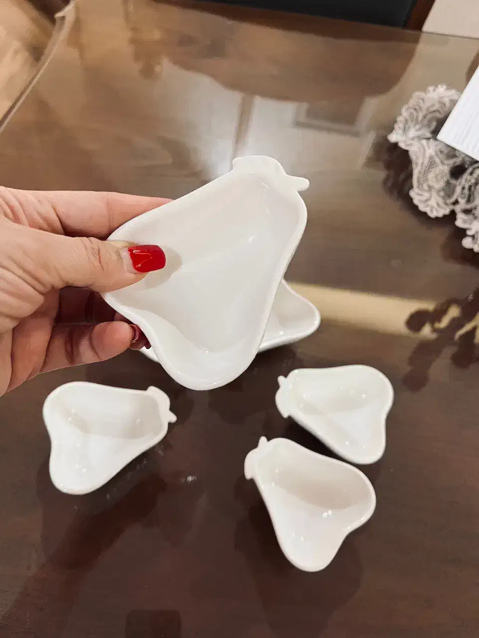 تعدادی ظروف چینی سفید رنگ و بلور رنگی|ظروف سرو و پذیرایی|تهران, عباسآباد|دیوار