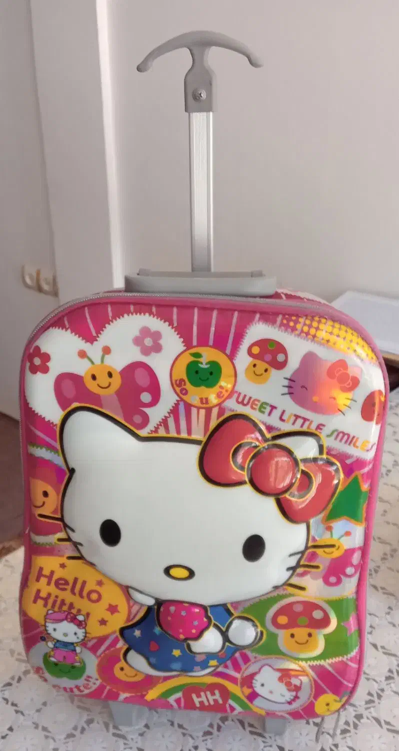 کیف مدرسه ابتدایی|کیف، کفش، کمربند|مهاباد (آذربایجان غربی), |دیوار