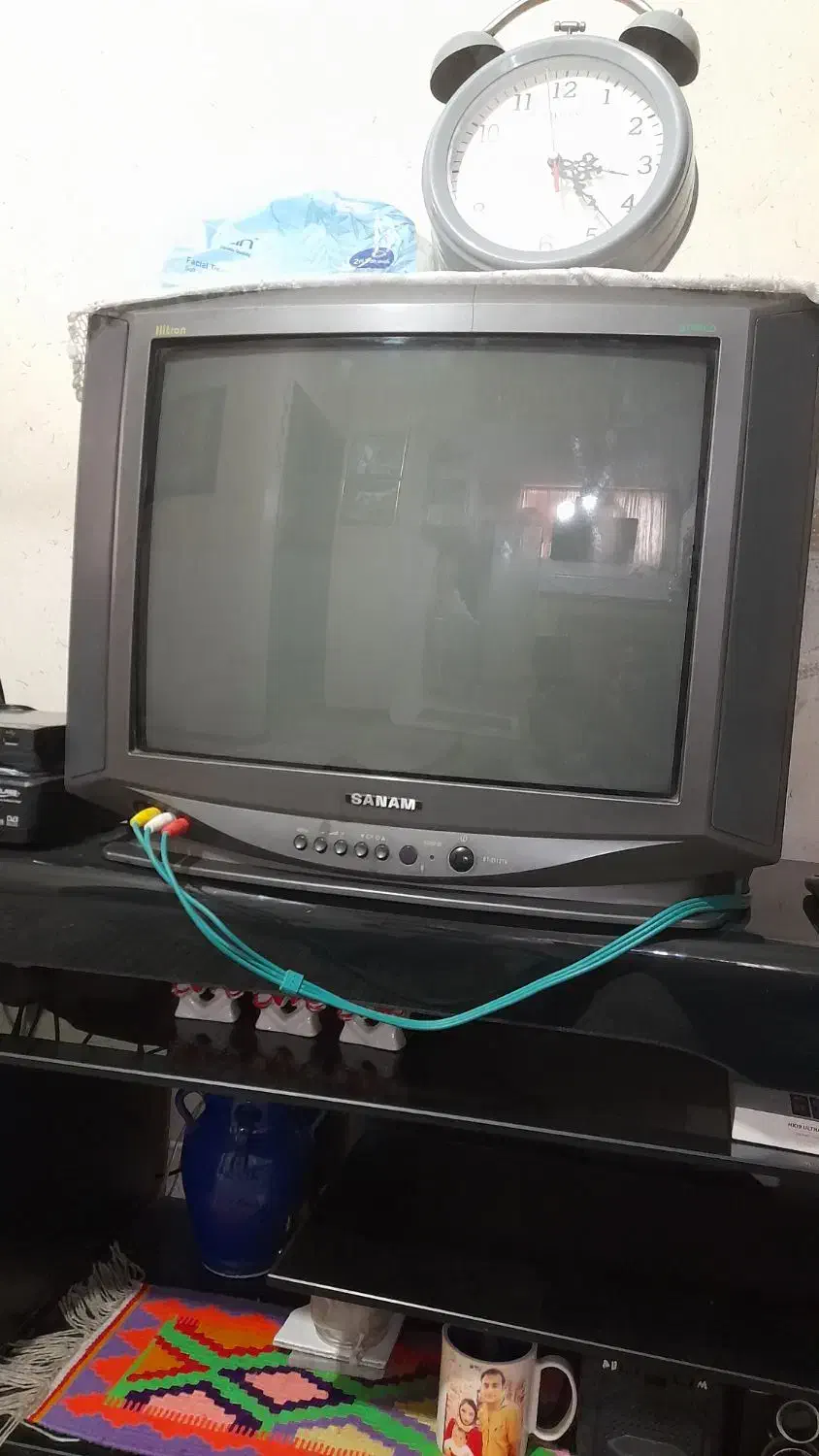 یک عدد تلویزیون و زیر تلویزیون شیشه ایی|تلویزیون و پروژکتور|شاهین‌شهر, شهرک گلدیس|دیوار