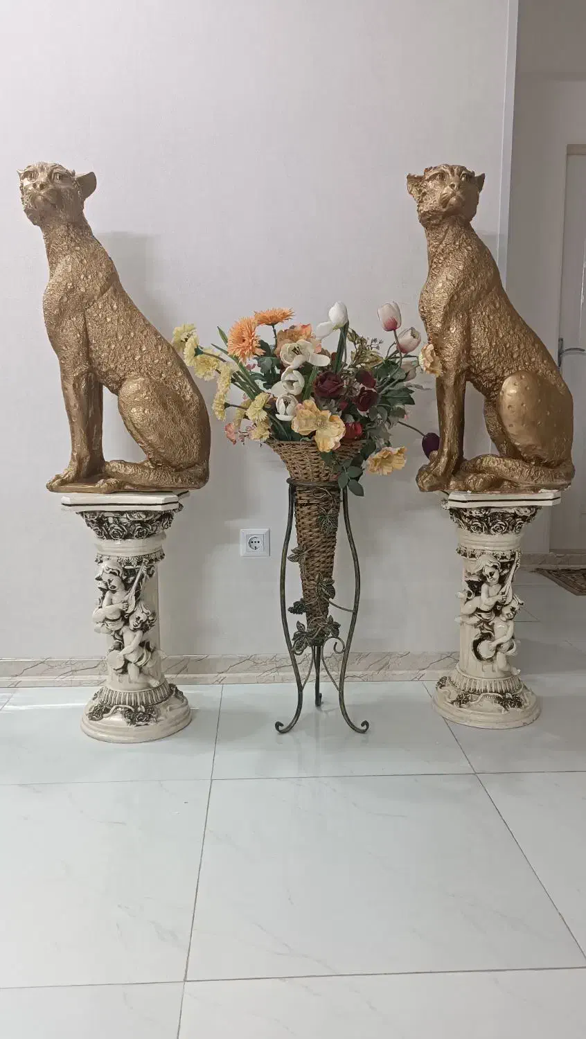 دو مجسمه ببر و همراه دوپایه وبا یک گلدان|مجسمه، تندیس، ماکت|سبزوار, امیر کبیر|دیوار