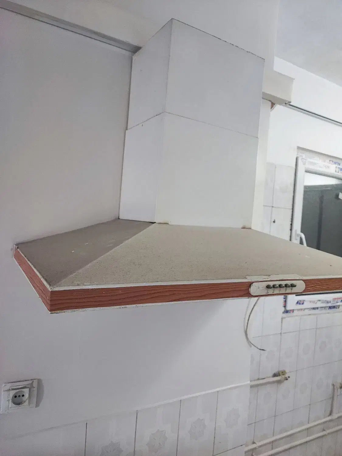 هود بیمکث|هود|تهران, فلسطین (میدان انقلاب)|دیوار