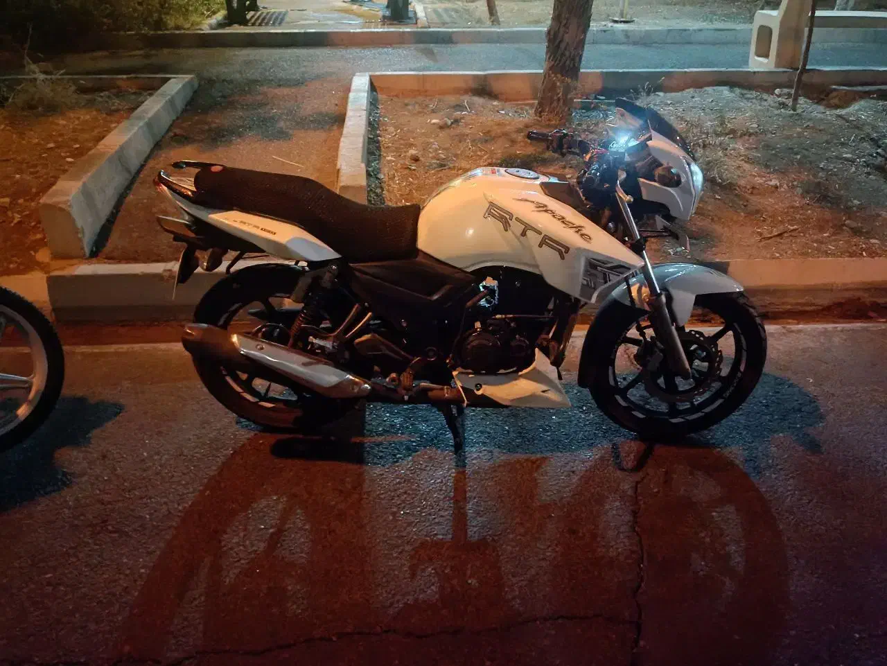 موتور آپاچی ۱۸۰ سفید مدل ۹۳|موتورسیکلت|تهران, سازمان آب|دیوار