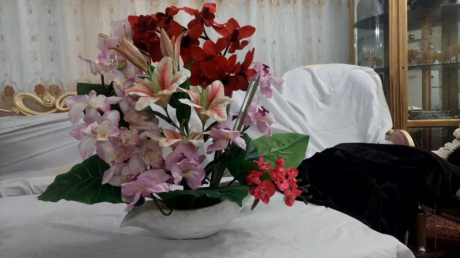 گل مصنوعی با گلدان سرامیکی بزرگ در حد نو|گل مصنوعی|خوی, |دیوار