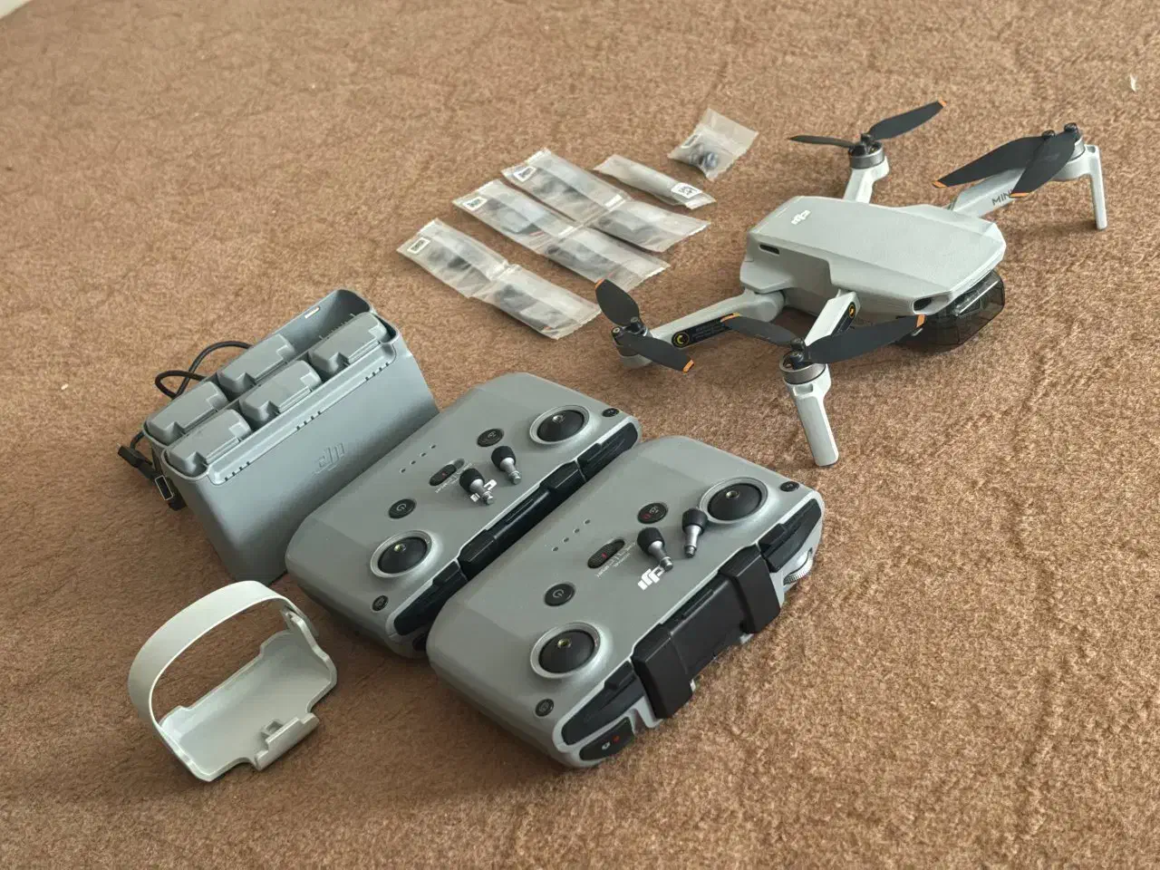 هلی شات مویک مینی 2  کمبو mavic mini + وسایل اضافه|دوربین عکاسی و فیلم‌برداری|تهران, حکیمیه|دیوار