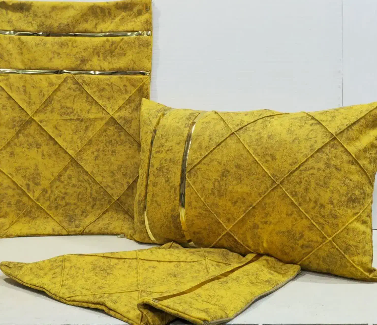 روبالشی|رختخواب، بالش، پتو|الشتر, |دیوار