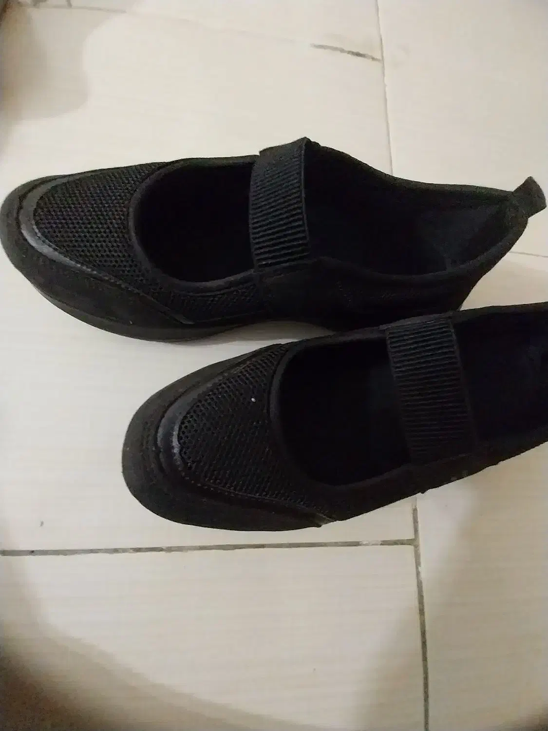 کفش کتونی|کیف، کفش، کمربند|بومهن, |دیوار