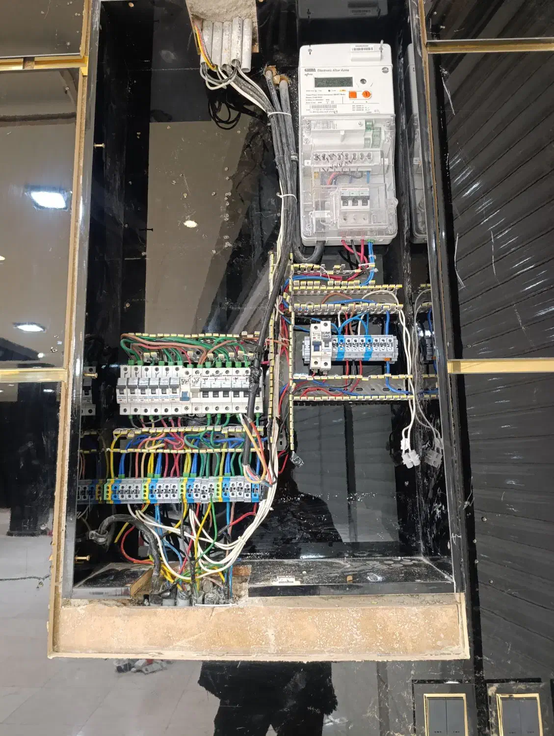 برقکار برق کشی برق کش وخرده کاری|خدمات پیشه و مهارت|یزد, |دیوار