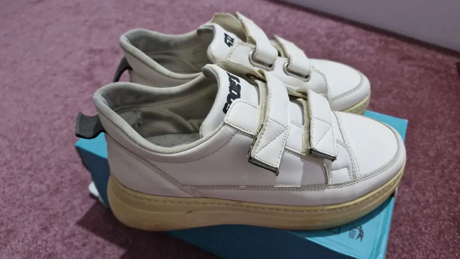 کفش|کیف، کفش، کمربند|جم, |دیوار