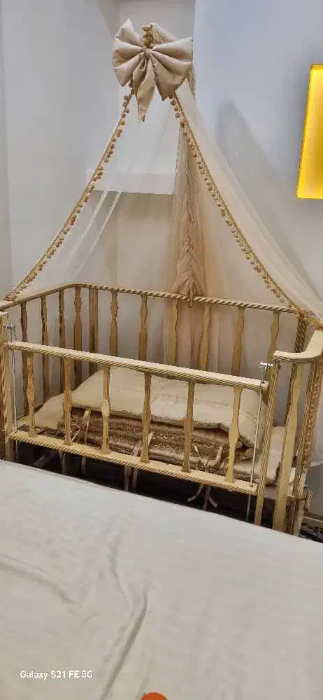 گهواره و تخت کنار مادر نونو|تخت و صندلی بچه|فولادشهر, مسکن مهر فولادشهر|دیوار