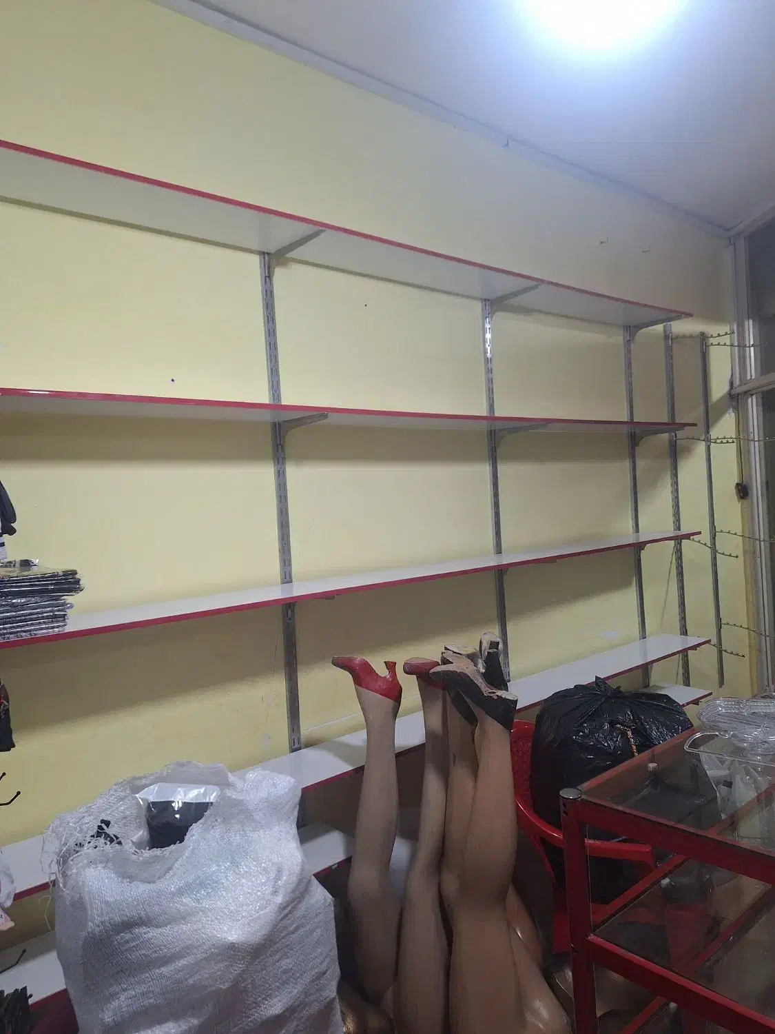 قفسه ام دی اف حدودا چهار پنج متر|فروشگاه و مغازه|میانه, |دیوار