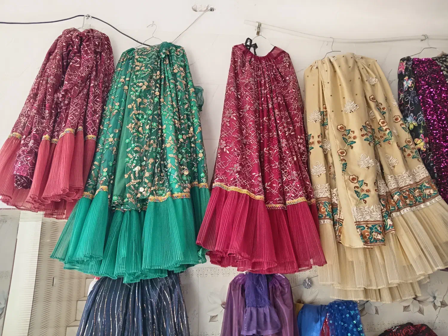 دوخت وتعمیرات کرایه لباس محلی|لباس|مرودشت, کناره|دیوار