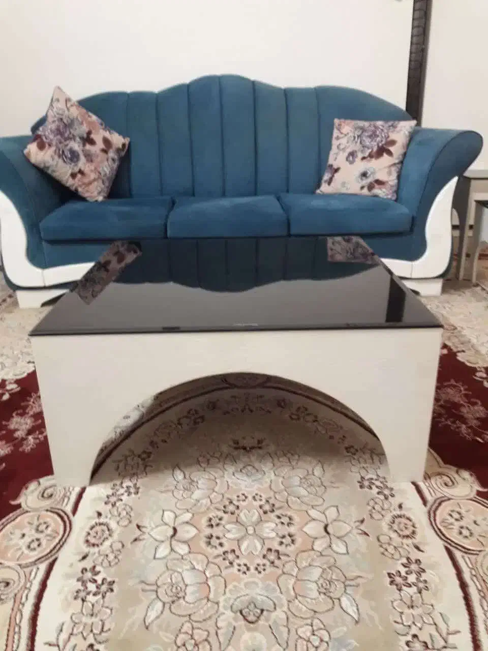 فروش مبل هفت نفره به همراه میز وست عسلی|مبلمان خانگی و میز عسلی|صحنه, |دیوار