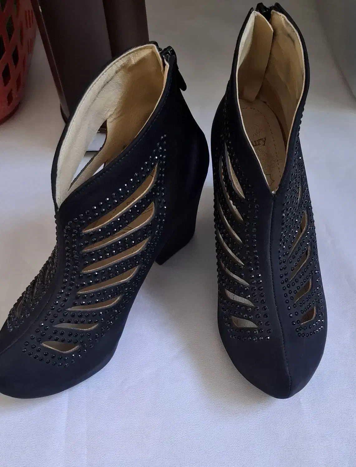 کفش مجلسی|کیف، کفش، کمربند|اسفراین, |دیوار