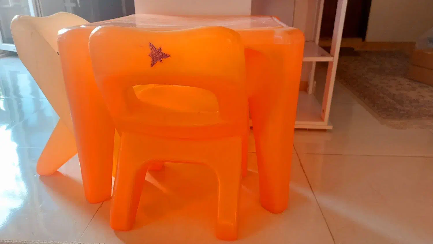 میز پلاستیکی کودک|تخت و صندلی بچه|رشت, رودباری|دیوار