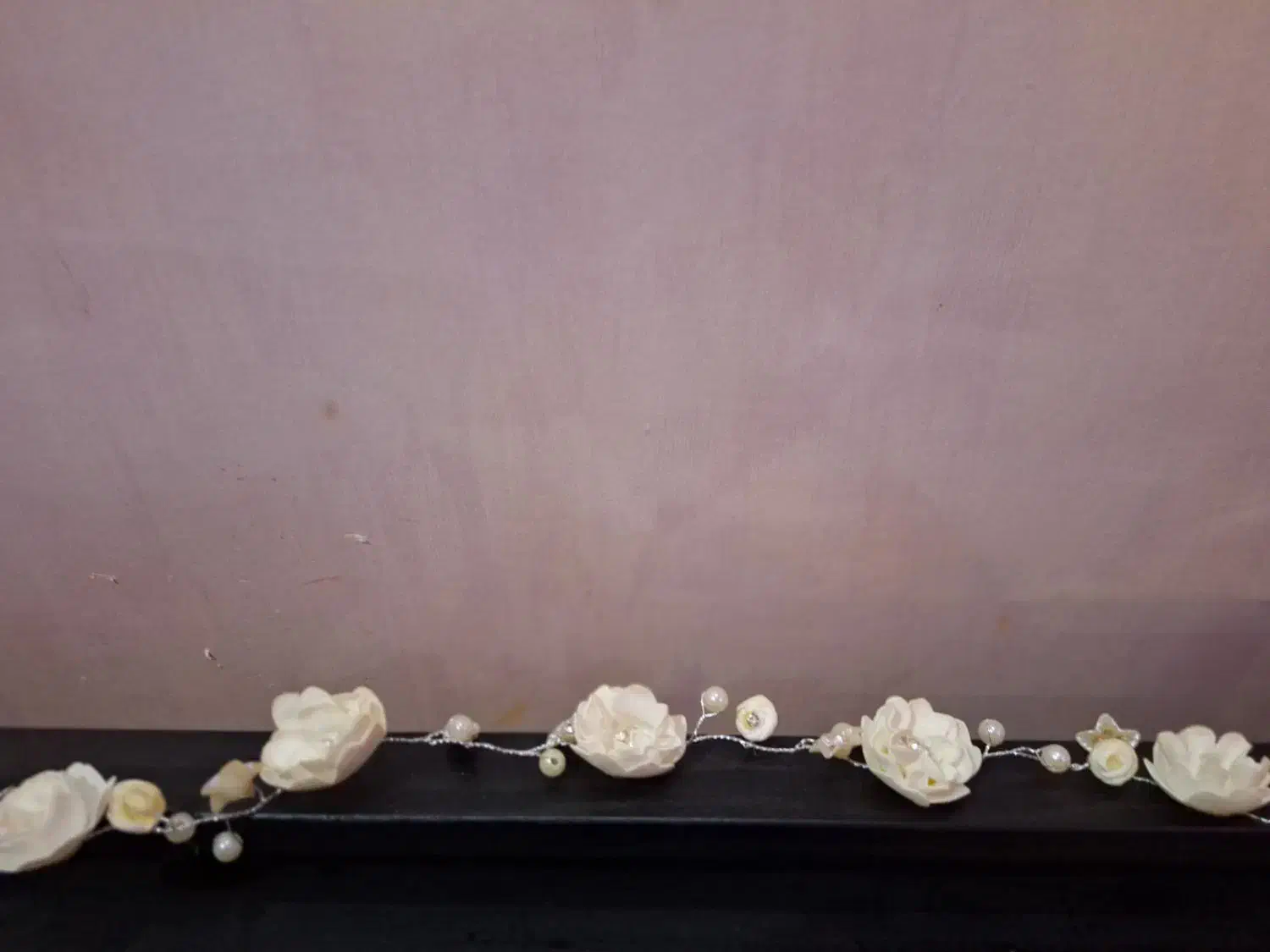 مو مصنوعی،و سنجاق کار شده و تاج|زیورآلات و اکسسوری|چاف و چمخاله, |دیوار