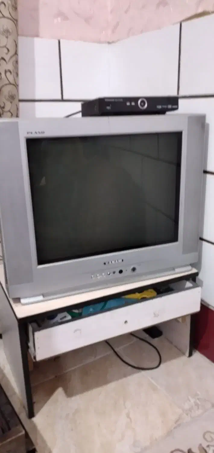 تلوزیون مدل sanam و گیرنده دیجیتال سیماران|تلویزیون و پروژکتور|آبادان, |دیوار