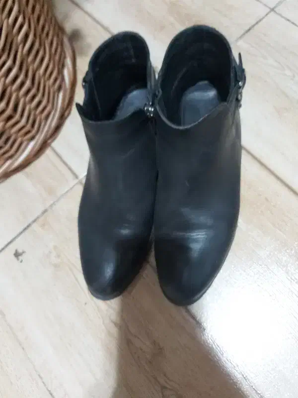 نیم پوتین|کیف، کفش، کمربند|تربت جام, شهید نصرالهی|دیوار