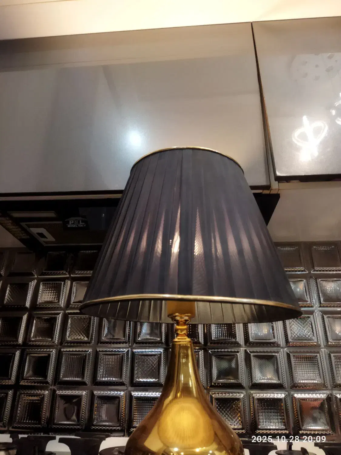 آباژور مشکی طلایی|چراغ خواب و آباژور|خمام, |دیوار