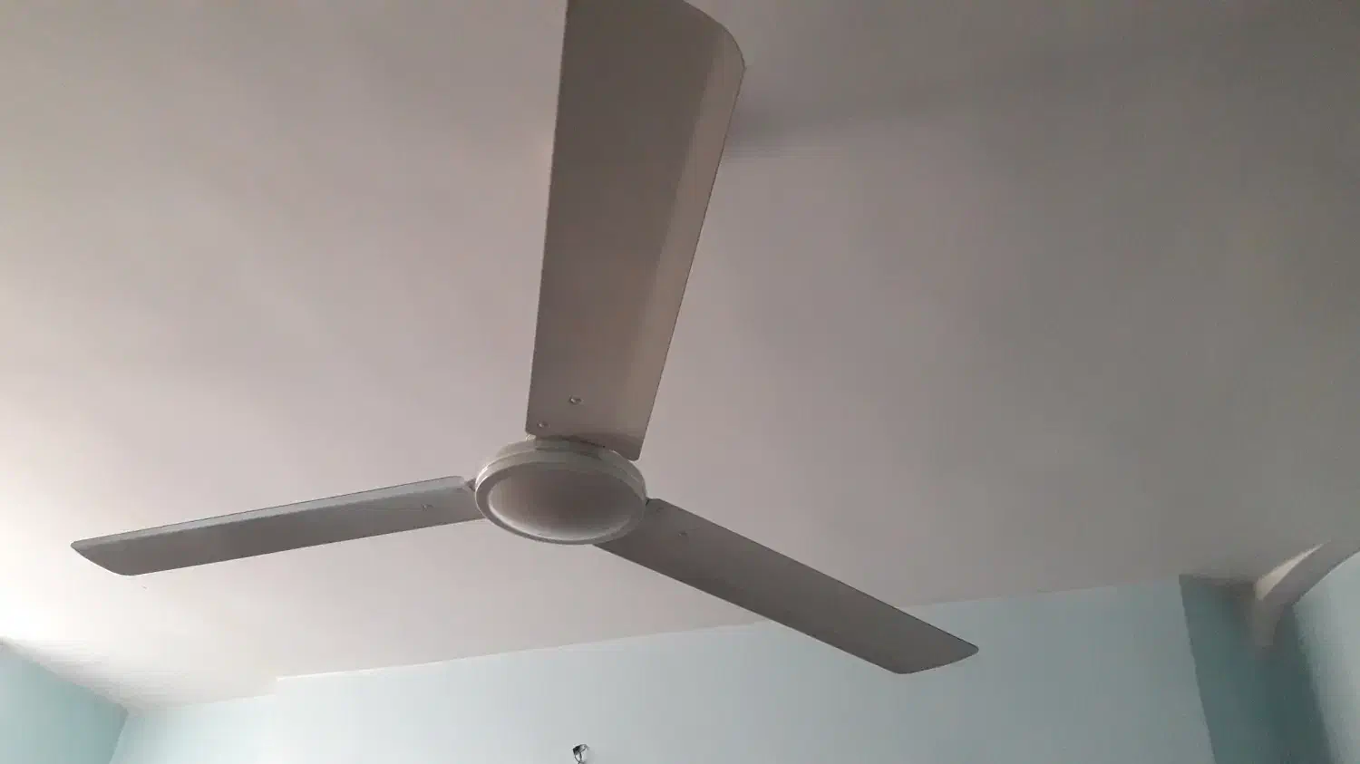 پنکه سقفی سفید .خیلی کم کار کرده|پنکه و تصفیه‌کنندهٔ هوا|بندرعباس, |دیوار