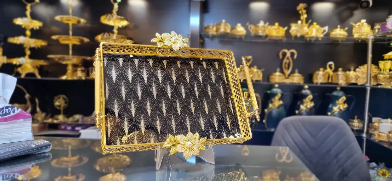 سینی مشکی اماراتی با رگه های طلایی طرح سه بعدی|ظروف سرو و پذیرایی|مشهد, سلام|دیوار