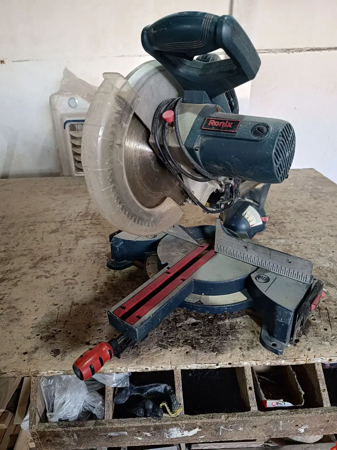 فارسی بر رونیکس و فارسی بر صندوقی|ابزارآلات|گنبد کاووس, |دیوار