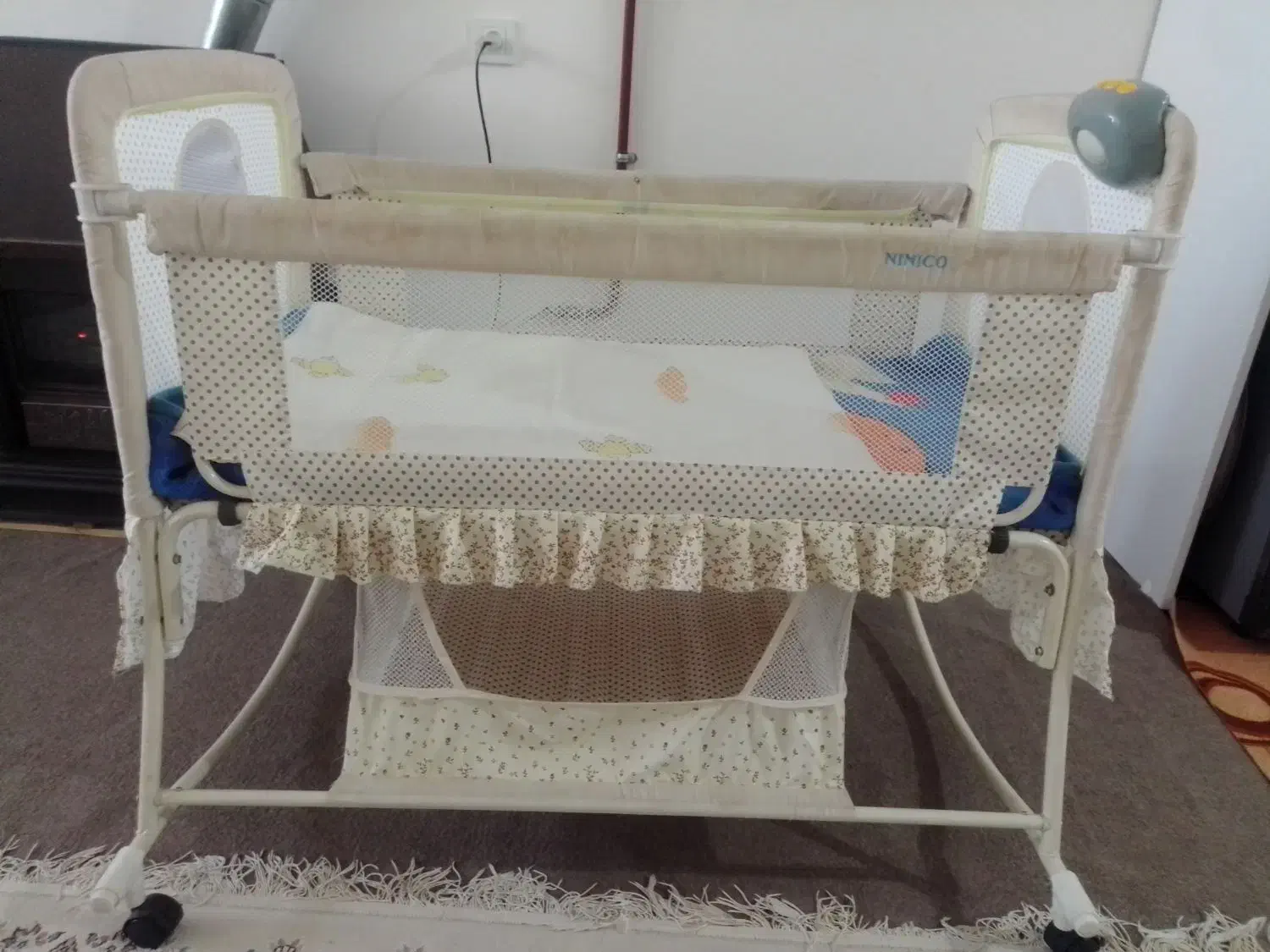 تخت کنار مادر|تخت و صندلی بچه|نیشابور, خط کاشمر|دیوار