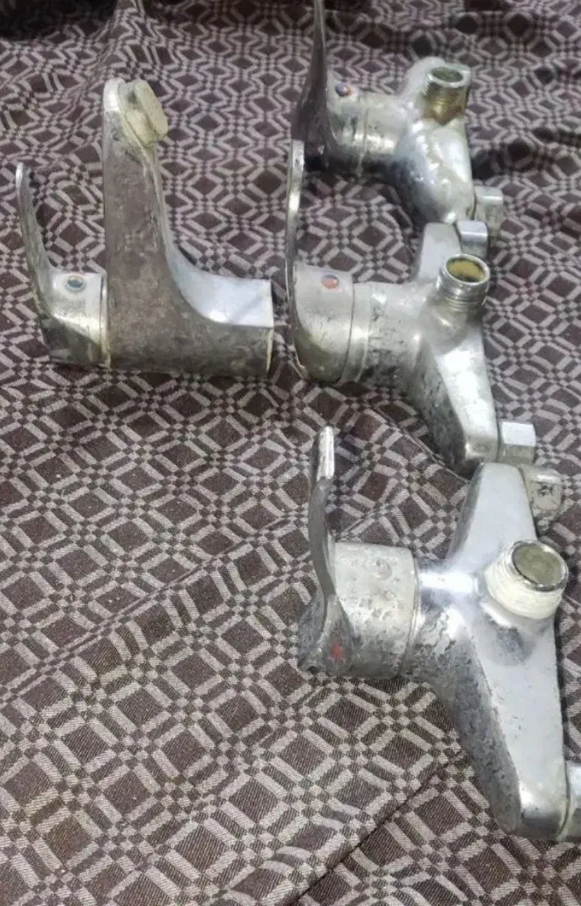 تعدادی شیر آلات سنگین وزن سالم|لوازم حمام|صومعهسرا, |دیوار