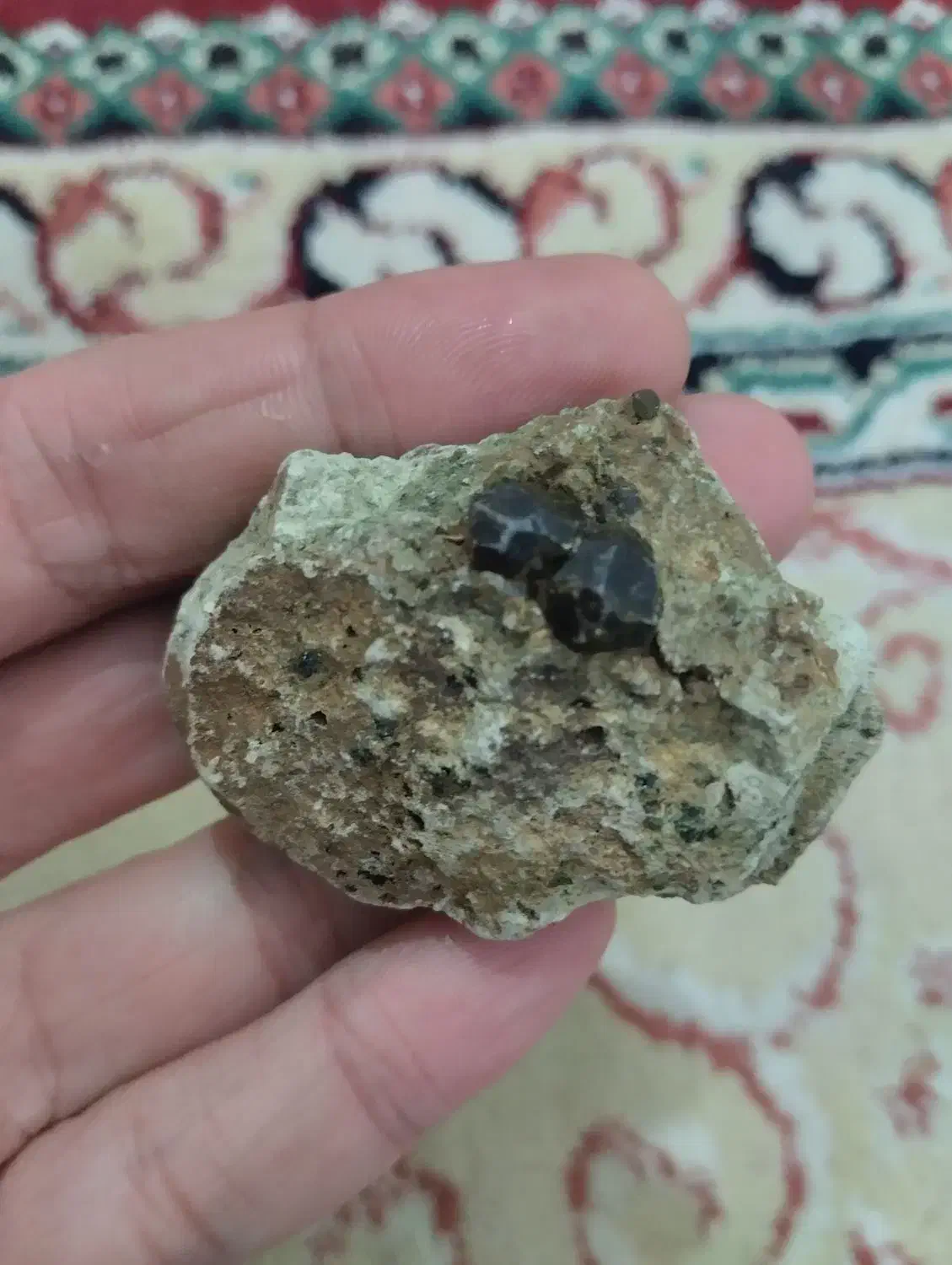 نگین گارنت دربستر سنگ|جواهرات|ساری, |دیوار