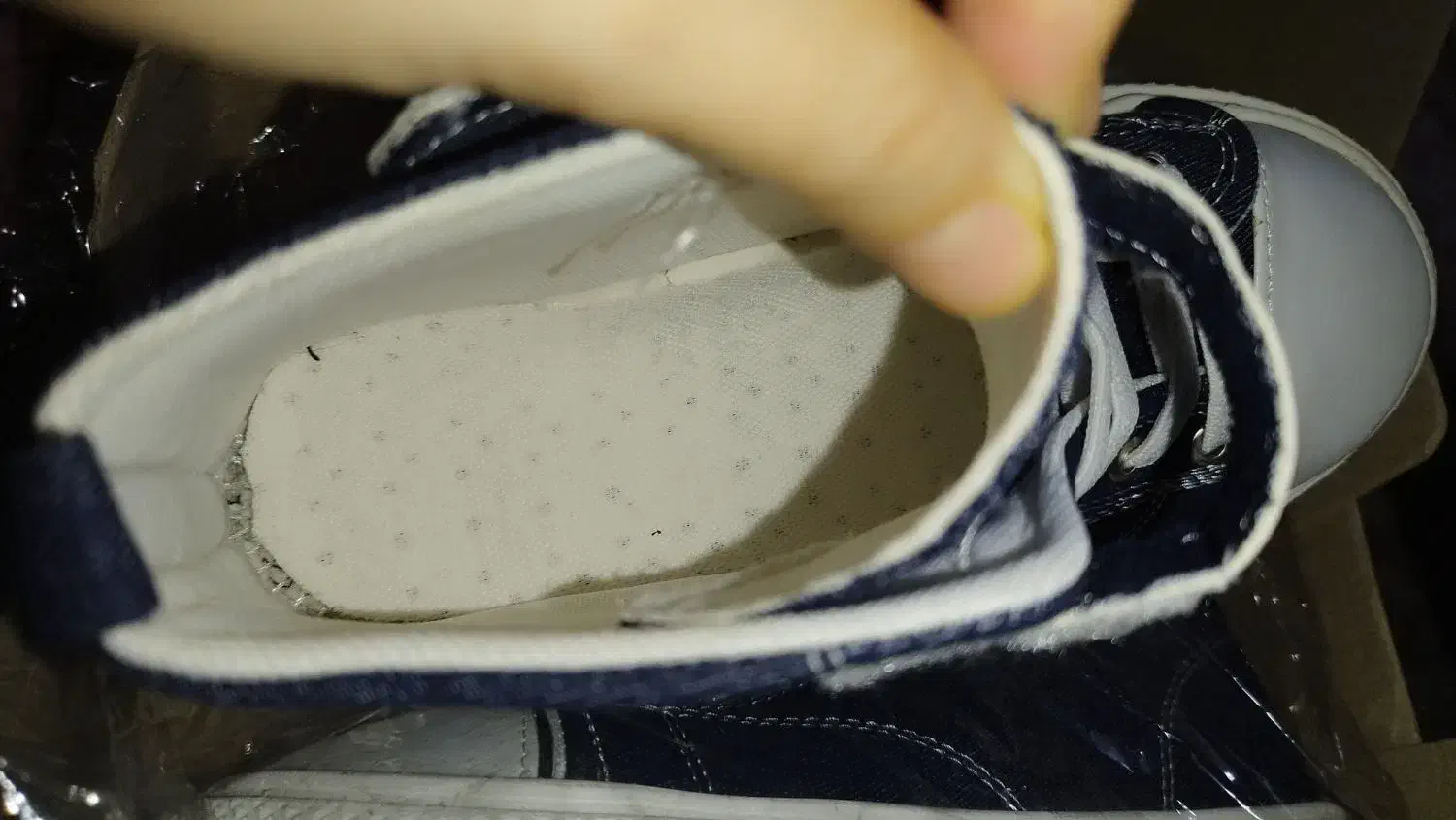 کفش|کیف، کفش، کمربند|مشهد, نیزه|دیوار