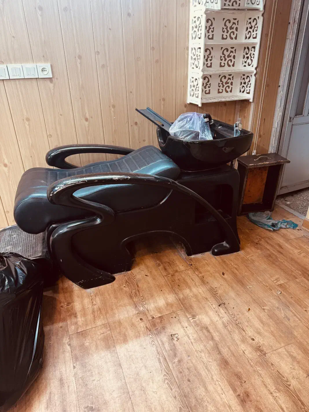 سرشور خوابیده|آرایشگاه و سالن‌های زیبایی|لاهیجان, شیشه گران|دیوار