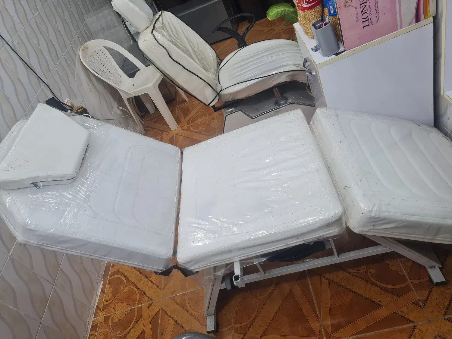 تخت مژه و اپلاسیون|آرایشگاه و سالنهای زیبایی|آستانه اشرفیه, |دیوار