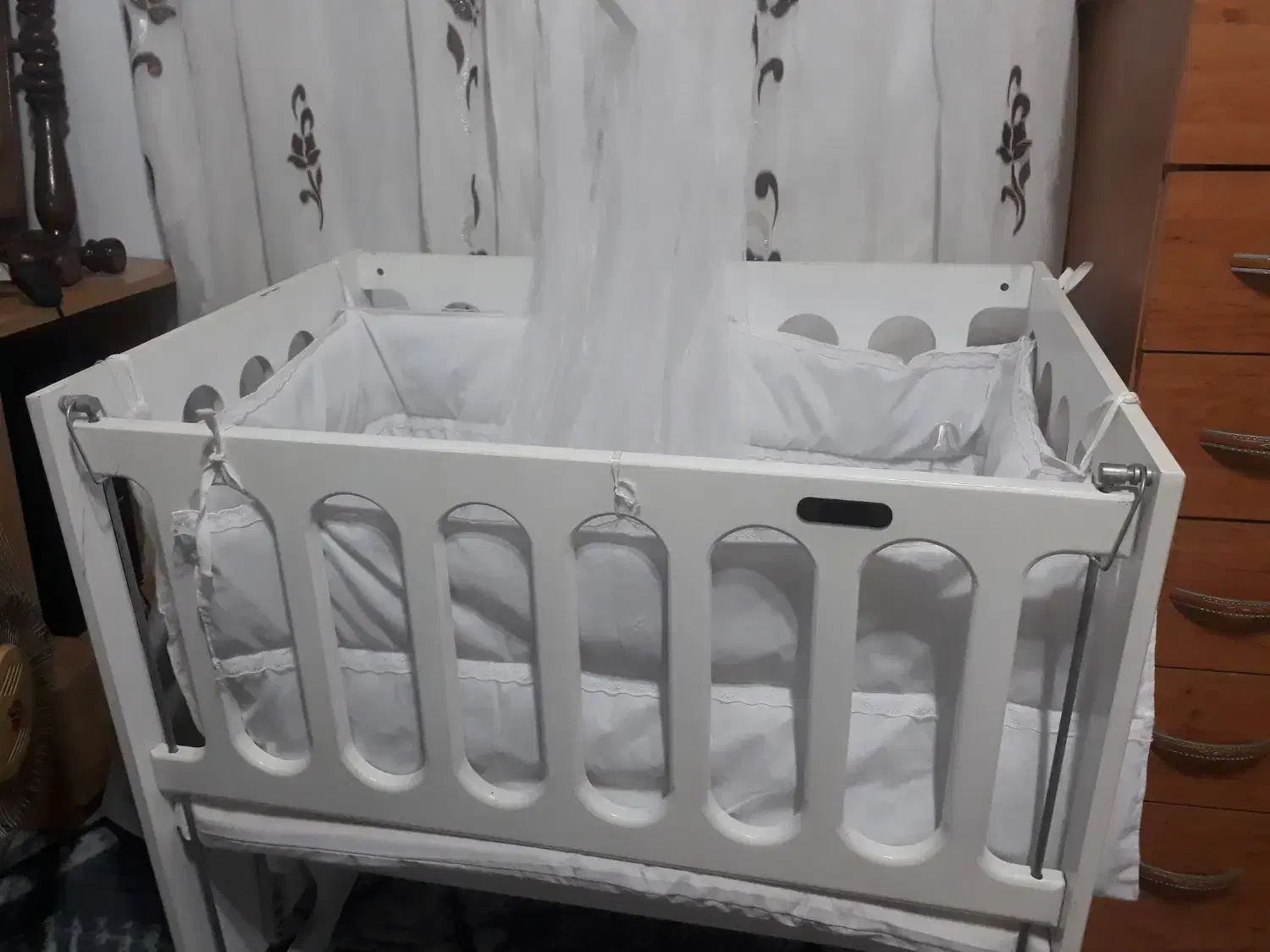 تخت نوزاد کنار مادر|تخت و صندلی بچه|رشت, معلم|دیوار