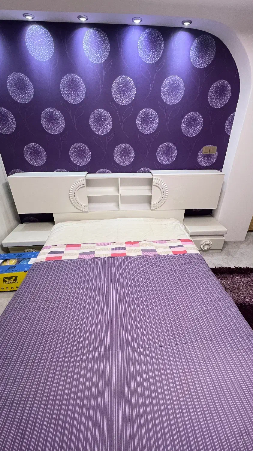 تخت۲نفره،میز آینه،۲تا پاتختی تشک۲نفره، فرش و پرده|تخت و سرویس خواب|لاهیجان, کوی آزادگان|دیوار