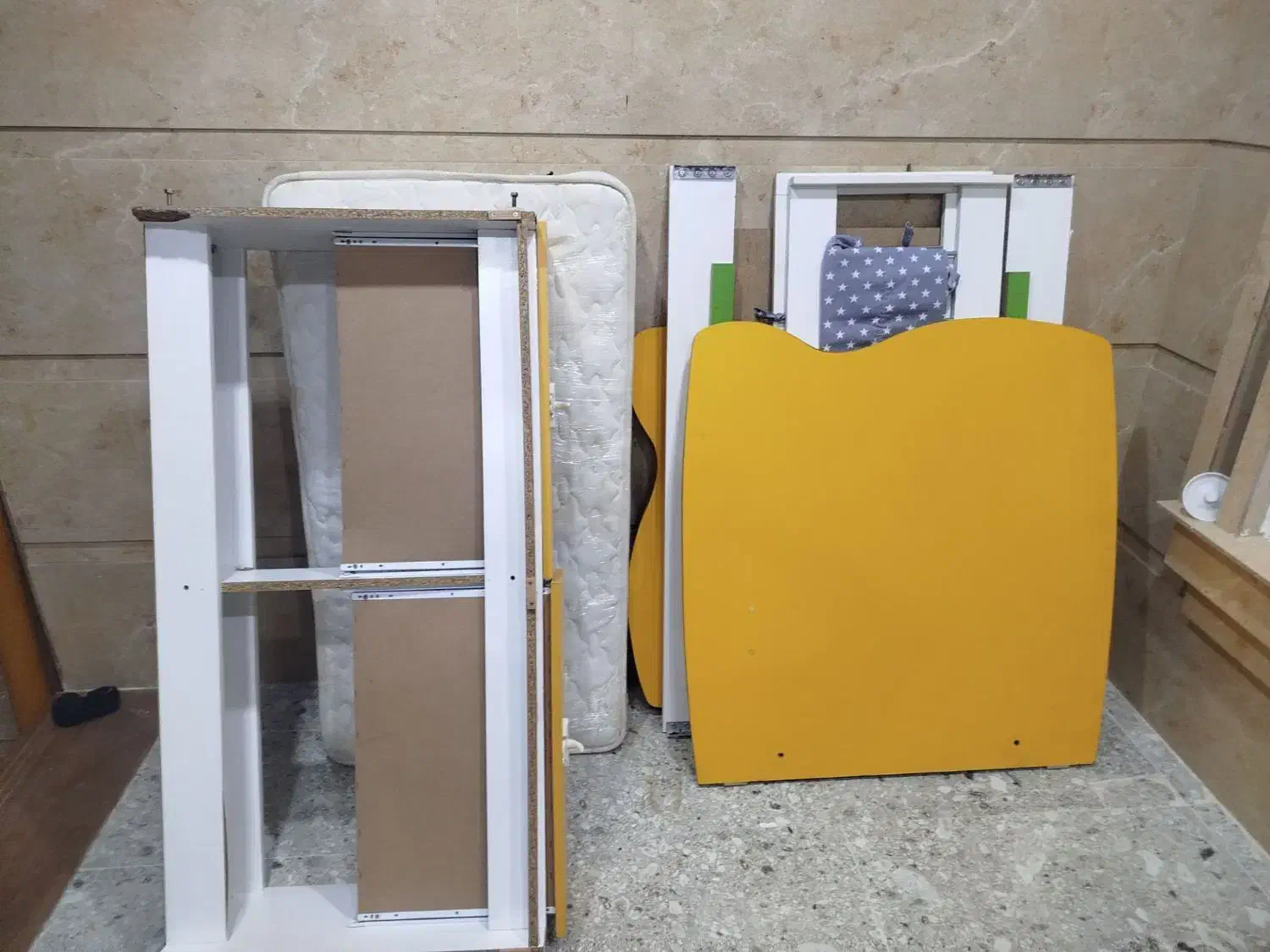 تخت کودک گهواره ای|تخت و صندلی بچه|ساوه, |دیوار