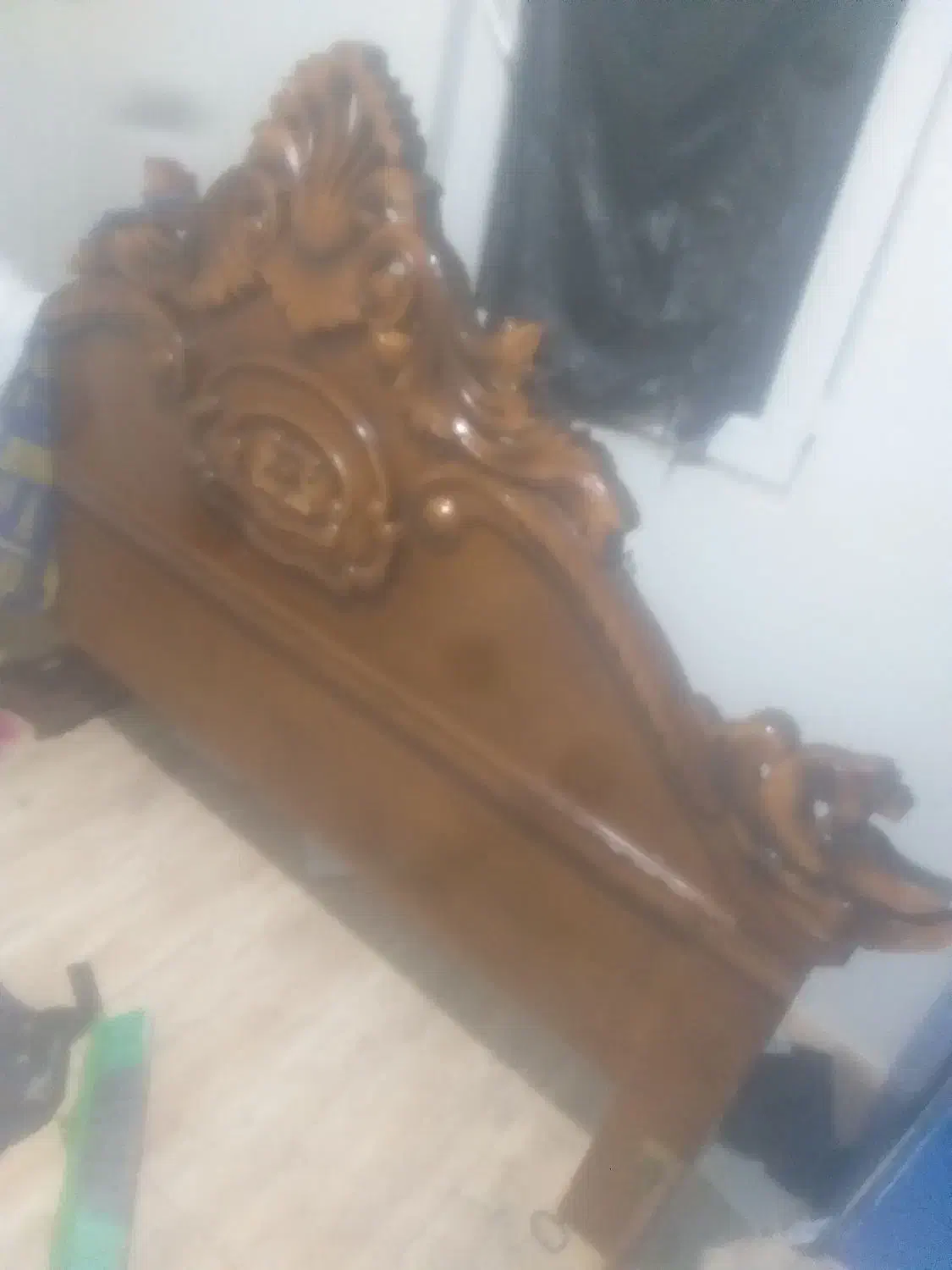 تخت وتشک  دونفره بزرگ  از چوب راش ،تاج دست تراش.|تخت و سرویس خواب|محمدیه-قزوین, |دیوار