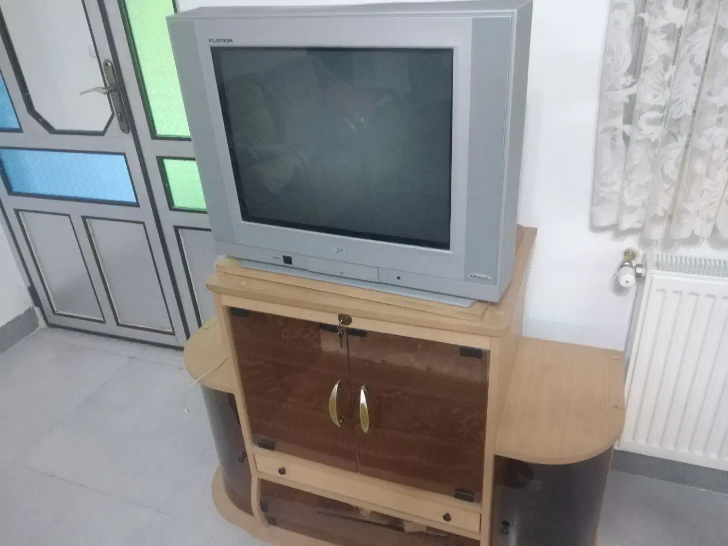 تلویزیون سالم همرا بامیز آماده باز دید|تلویزیون و پروژکتور|چاف و چمخاله, |دیوار