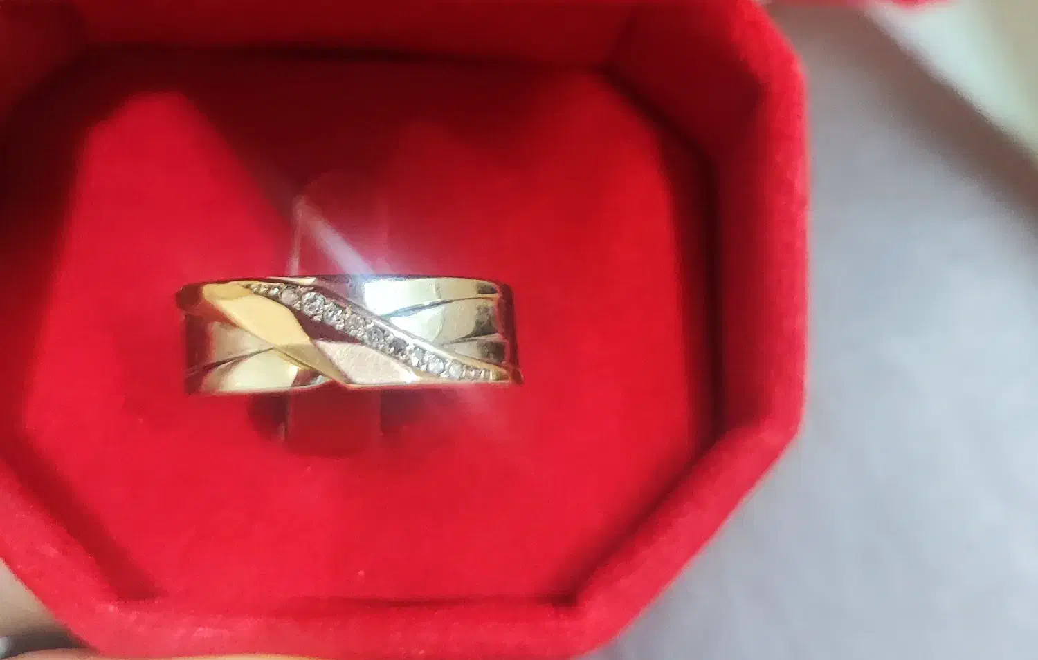 یک قطعه طلا گم شده است|اشیا|اصفهان, سروستان|دیوار