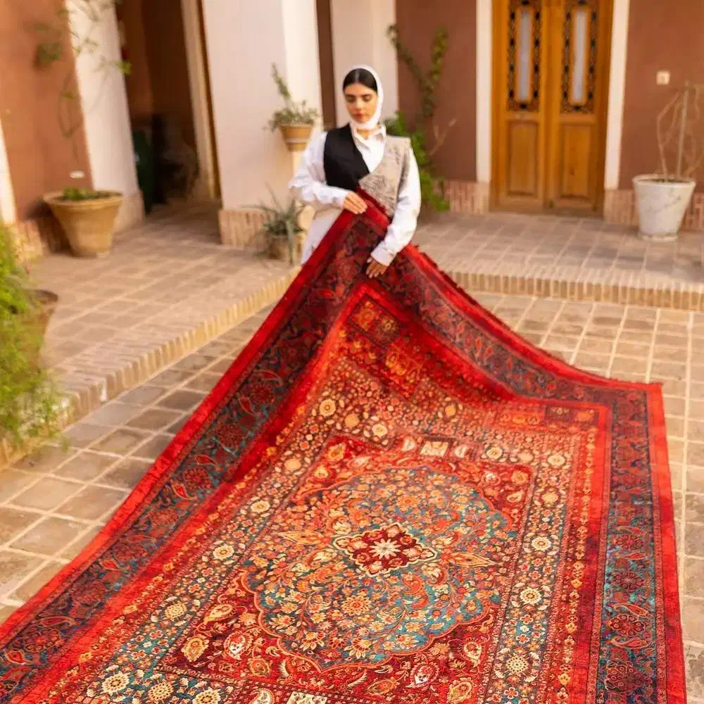 فرش  قرمز طرح هلنا معادل ۷۷ رج دستباف|فرش|شیراز, تندگویان|دیوار