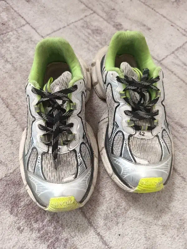 کفش کتونی|کیف، کفش، کمربند|شوش, |دیوار