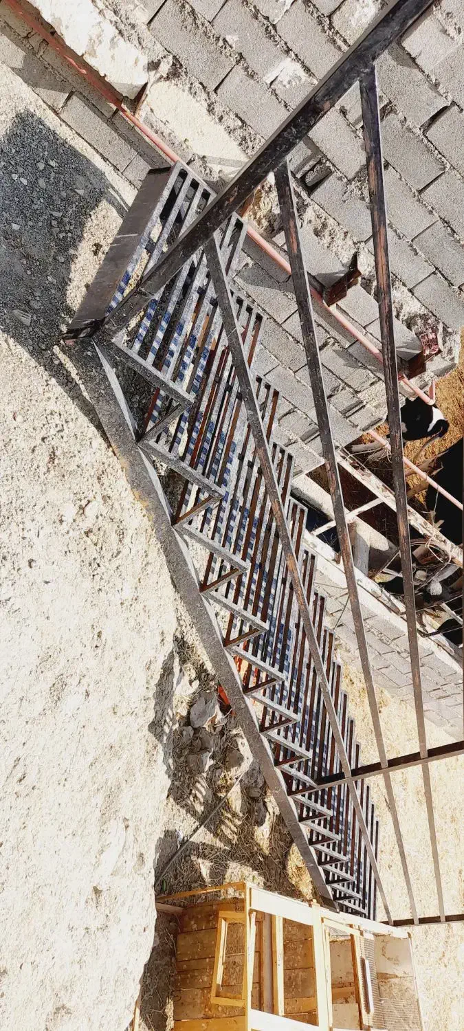 پله نرده ای|عمدهفروشی|گلبهار, شهر جدید گلبهار|دیوار