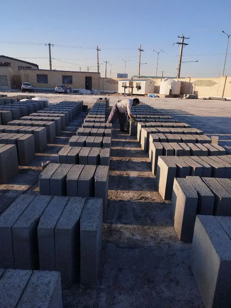 استخدام کارگر فنی کار با دستگاه سنگ جدول|استخدام صنعتی، فنی، مهندسی|مهریز, |دیوار